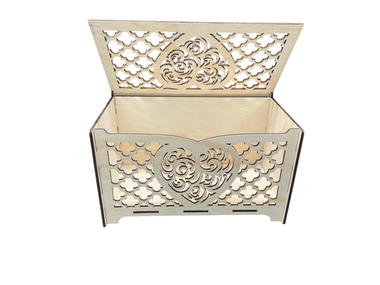 Laser-cut wooden gift box with heart and clover design, lid open – ideal for keepsakes and special gifts.